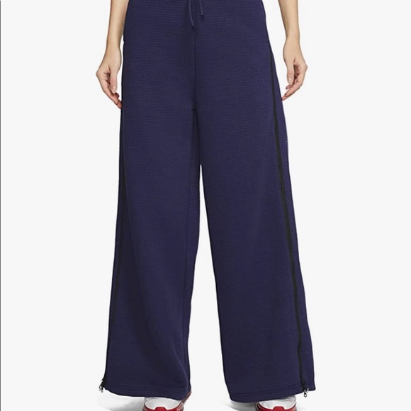 - Worn once Nike sportswear pants - Picture 4 of 12